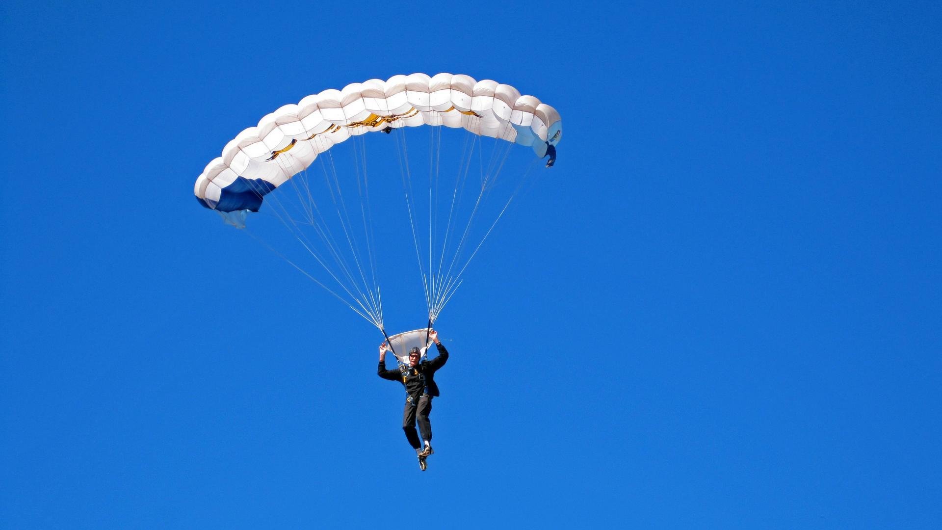 爱游戏体育平台-电竞赛事直播带货新潮流，产业链延伸无限可能，电竞平台直播